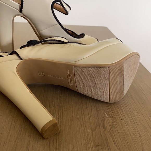 Lauren Conrad Cream & Black Pumps Size 6 Worn Once - Picture 3 of 5